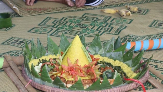 Tumpeng kuning