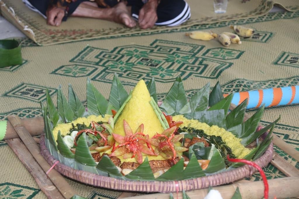 Tumpeng kuning